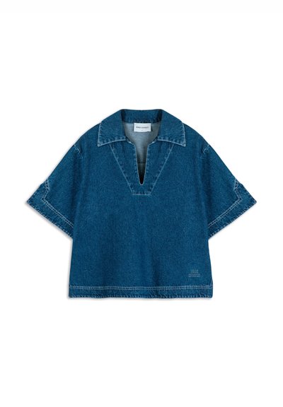 Top in denim con maniche corte, scollo a V, di colore blu, dettagli di cuciture verticali e logo sull'orlo. Design casual e strutturato.