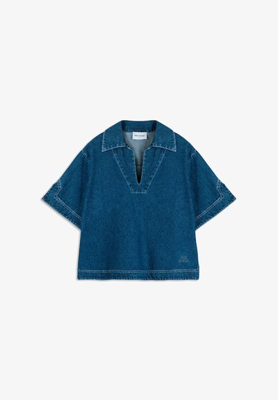 Top in denim con maniche corte, scollo a V, di colore blu, dettagli di cuciture verticali e logo sull'orlo. Design casual e strutturato.