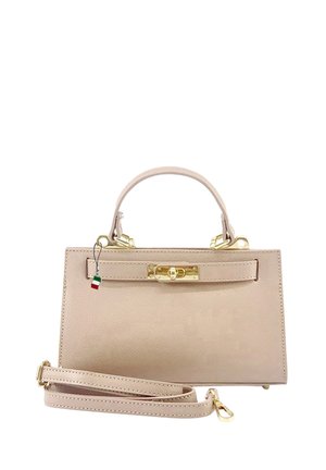 Sac rectangulaire beige avec poignée supérieure, fermoir doré, bandoulière amovible et petit porte-bonheur drapeau italien suspendu sur le devant.