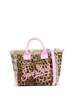 Draagtasje met luipaardprint, roze handvatten en biezen, franjes aan de randen en de tekst "The place to be Saint Barth Summer Paradise" in roze gedrukt.
