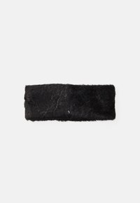 Faixa de cabelo em pelúcia preta com uma textura suave, formato retangular e uma pequena etiqueta com logotipo, projetada para cobrir as orelhas e manter o calor.