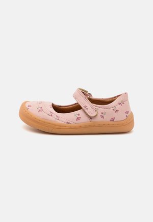 Rosafarbenes Mädchen-Schühchen im Mary-Jane-Stil mit kleinen Blumenmustern und einer beige flexiblen Gummisohle, Seitenansicht vor weißem Hintergrund.