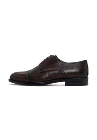 Zapato de vestir de cuero marrón con una puntera lisa, cuerpo texturizado y cuatro ojales. Presenta una suela baja de goma negra. Diseño clásico.