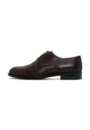Zapato de vestir de cuero marrón con una puntera lisa, cuerpo texturizado y cuatro ojales. Presenta una suela baja de goma negra. Diseño clásico.