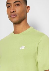 Nike Sportswear CLUB TEE - Navadna majica - vivid green