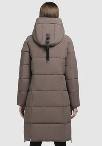 Smeđi puffer kaput s kapuljačom, kvadriranog dizajna, vertikalna traka s logom na leđima i bočnim džepovima, s polu-dužinom i glatkom teksturom.