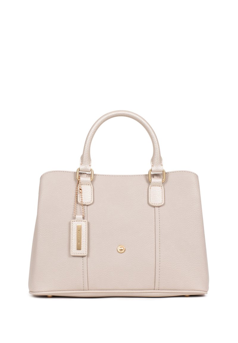 Borsa a mano in pelle beige con doppio manico superiore, forma rettangolare, finitura testurizzata, dettagli in hardware dorato e un piccolo etichetta attaccata.