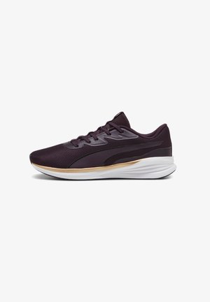 Zapatilla de running de malla de color púrpura oscuro con franja negra, acento dorado sobre suela acolchada blanca, vista desde el lado derecho sobre fondo blanco.