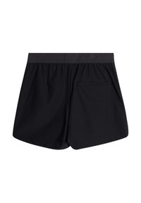 Svarta shorts i lättviktsmaterial med elastisk midja, två sidfickor och en minimalistisk design utan mönster.