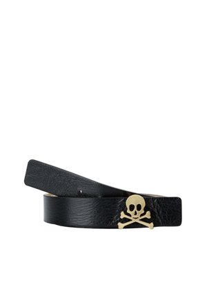 Cinturón de cuero negro con una hebilla dorada de calavera y huesos cruzados, enrollado sobre un fondo blanco.