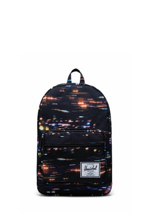Sac à dos noir avec un motif lumineux abstrait et vibrant. Dispose d'une poche zippée à l'avant et d'une poignée supérieure pour un transport facile. Étiquette Herschel visible.