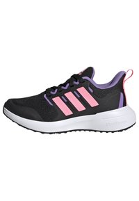 Scarpa sportiva nera con accenti rosa e viola, tomaia in rete, suola Cloudfoam e tre strisce distintive su un lato.