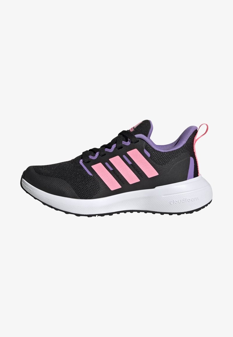 Scarpa sportiva nera con accenti rosa e viola, tomaia in rete, suola Cloudfoam e tre strisce distintive su un lato.