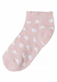 Rosa ankelstrumpa i mjukt tyg, med ett vitt hjärtmönster och en scallopdetalj på cuffen upptill.