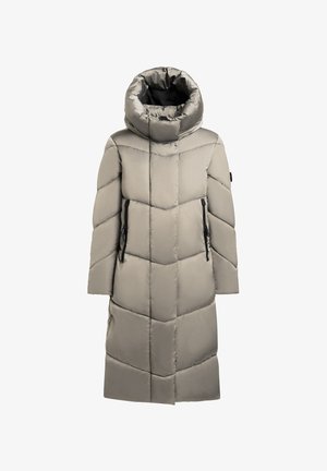 Długi, pikowany płaszcz w jasnoszarym kolorze z wysokim kołnierzem i zamykanymi kieszeniami. Zewnętrzna powierzchnia ma pikowany wzór i gładką teksturę.