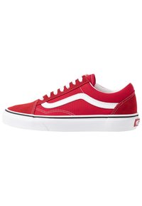 Röda canvas-sneakers med vita accenter, med en klassisk låg design, gummisula och kontrasterande svart trim. Snörning och en suèdetoes.