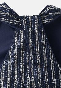 Morska obleka z bodicem posutem s svetlikajočimi črtnimi zvezdami, ki na zadnji strani vsebuje mašnjo, kar poudarja sijočo teksturo in prilegan silhueto.