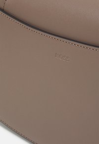 BOSS ARIELL SADDLE - Torba preko tijela - medium beige