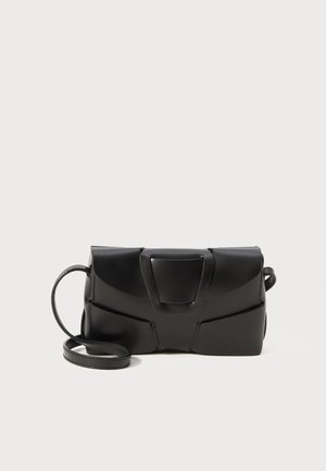 Borsa a mano in pelle nera di forma rettangolare, con accenti curvi e tracolla removibile. Texture liscia e design minimalista.
