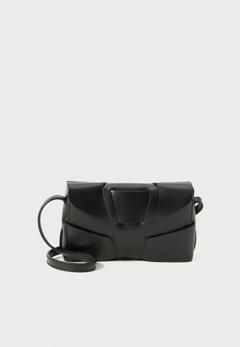 Geantă de umăr din piele neagră, cu o formă rectangulară, având accente curbe și un breloc detașabil. Textură netedă și design minimalist.