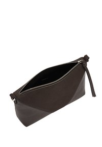 Brązowa skórzana sakiewka o gładkiej fakturze, zamykana na zamek błyskawiczny, ozdobiona cienkim frędzlem. Posiada geometryczny wzór z kontrastującymi panelami.