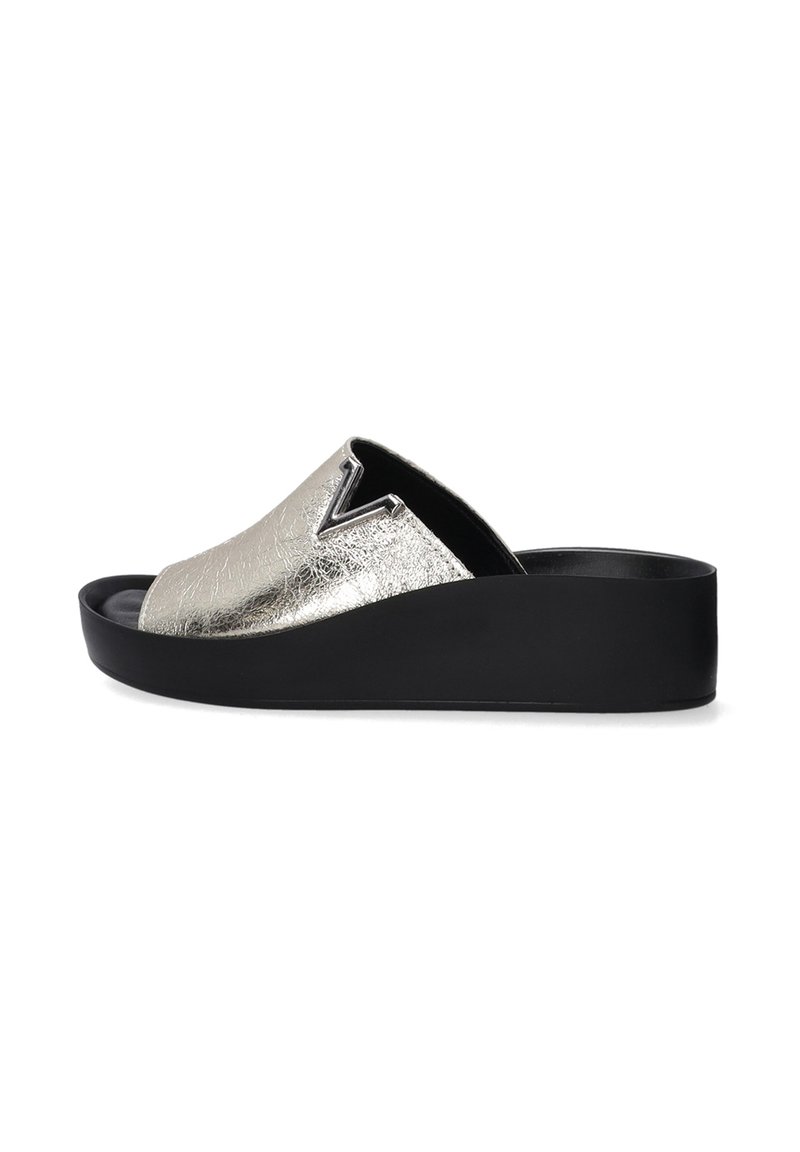 Metallisch zilveren slipper met een v-vormige uitsparing, een geprofileerde bovenkant en een zwarte platformzool. Laagprofiel ontwerp geschikt voor casual dragen.