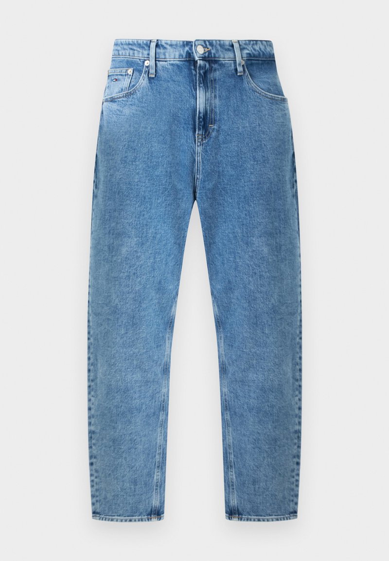 Μπλε τζιν ψηλόμεσο με ίσια γραμμή, κουμπί και φερμουάρ μπροστά, τσέπες μπροστά και πίσω, απλωμένο επίπεδα σε λευκό φόντο.