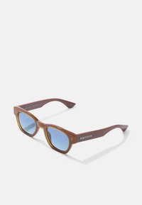 Kijelölve, brown/blue