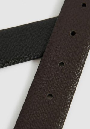 Rjave in črne usnjene naramnice z teksturo in petimi luknjami, z subtilnim odtisnjenim vzorcem in gladkimi robovi. Primerne za nastavljivo zapiranje.