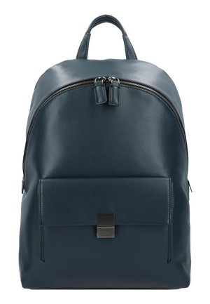 Sac à dos en cuir bleu marine de forme arrondie, fermeture à glissière, avec une poche avant ornée d'un accent métallique rectangulaire noir.