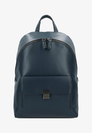 Marineblauer Leder-Rucksack mit abgerundeter Form, Reißverschluss und einer vorderen Tasche mit einem schwarzen rechteckigen Metallelement.