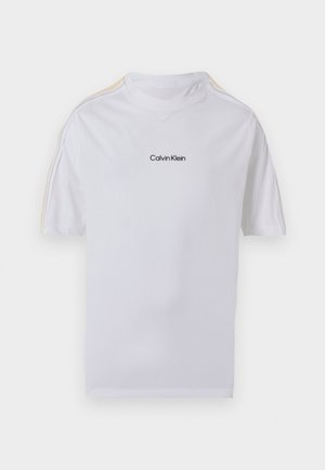 Weißes Kurzarm-T-Shirt mit Calvin Klein Logo auf der Brustmitte und dezenten gelben Streifen entlang der Schultern und Ärmel.