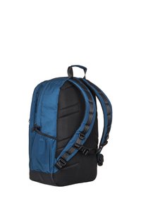Mochila azul con acentos de malla negra, correas acolchadas, bolsillo lateral, diseño ergonómico y un asa superior para facilitar el transporte.