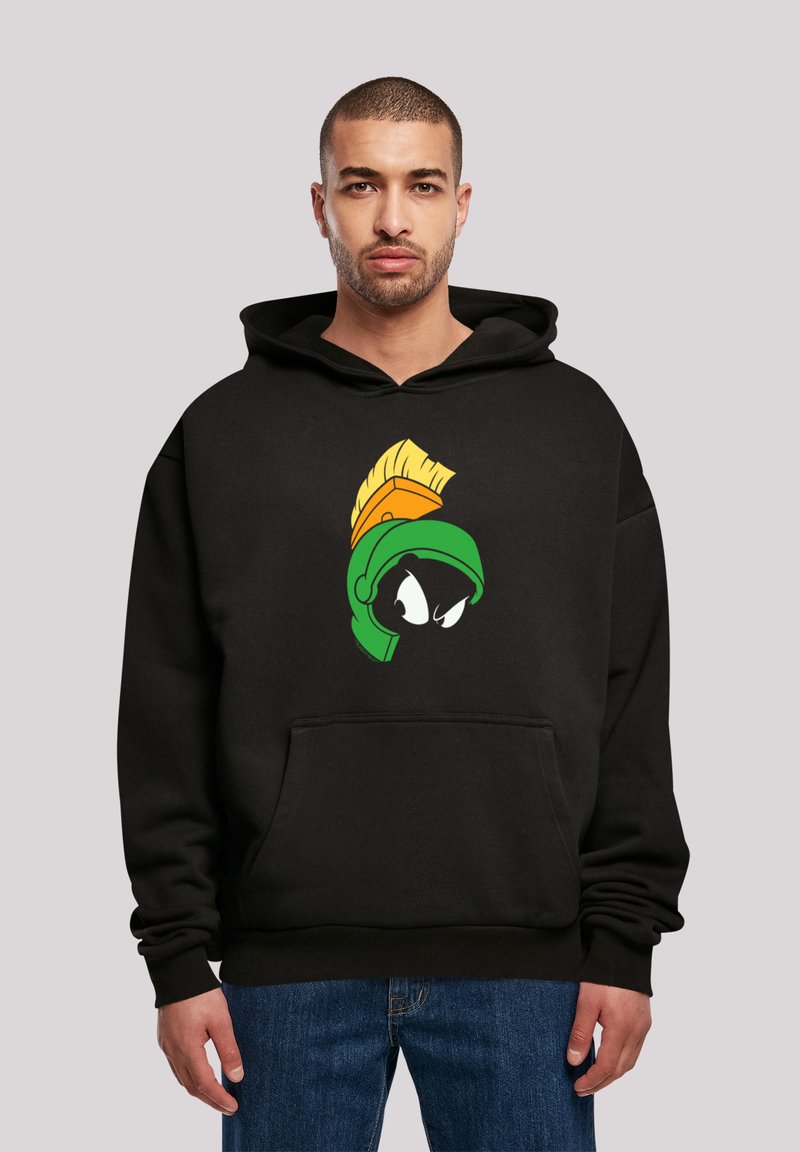Schwarzer Kapuzenpullover mit einer Fronttasche, der ein grafisches Motiv eines Charakters mit grünem Helm und gelben Akzenten an der Kapuze zeigt.