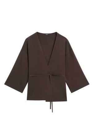 Donkerbruine wikkeljas met wijde driekwart mouwen en een dunne ceintuur in de taille, plat uitgespreid op een witte achtergrond.