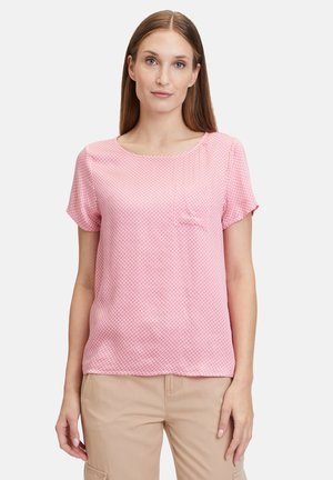 Haut rose à manches courtes avec un motif en losange, col rond et poche poitrine, fabriqué en tissu léger.