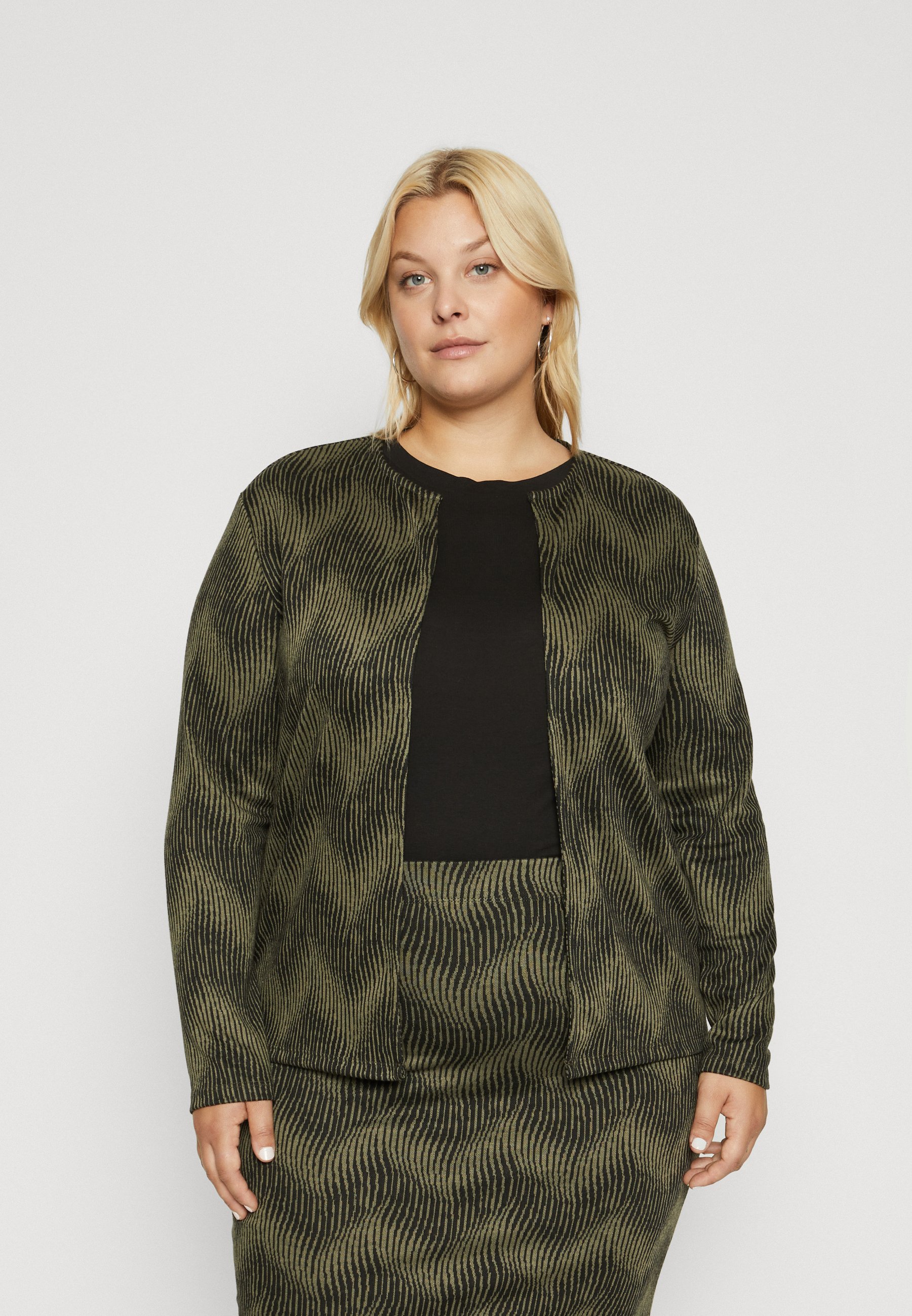 CARMAKOMA Damen Strickpullover CARJADE - Weicher Rippstrick, Rundhals, Regular Fit, Langärmlig