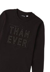 Schwarzer Sweatshirt mit dem erhabenen Text "Stronger THAN EVER" und weißen Nähten. Klassischer Rundhalsausschnitt und weicher Stoff.