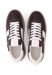 Bruine suède sneakers met witte accenten, ronde neus, platte veters en een getextureerde rubberen zool. Voorzien van een treklipje en een logo-detail op de tong.