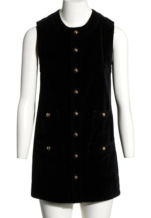 Robe noire sans manches en velours avec des boutons dorés sur le devant et quatre poches avant à rabat, présentée sur un mannequin blanc.