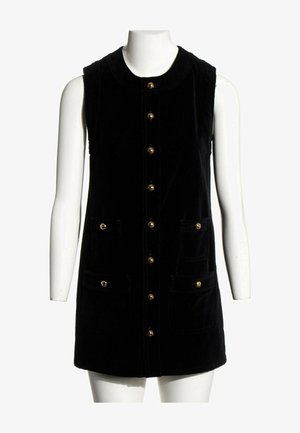 Robe noire sans manches en velours avec des boutons dorés sur le devant et quatre poches avant à rabat, présentée sur un mannequin blanc.
