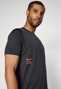 New Balance ATHLETICS GRAPHIC  - T-shirt de sport - black
