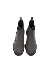 Pár šedých kožených Chelsea bot s černými elastickými bočními panely a značenými poutky na zadní straně, zobrazených z pohledu shora na bílém pozadí.