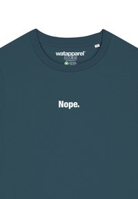 Dunkelblaues Baumwoll-T-Shirt mit einem Rundhalsausschnitt. Mit dem weißen Text "Nope." zentriert auf der Vorderseite. Markenlabel am Kragen sichtbar.