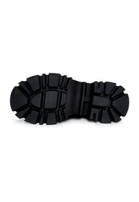 Semelle de botte noire robuste avec des sculptures profondes, épaisses et des motifs angulaires conçus pour la traction et la durabilité.