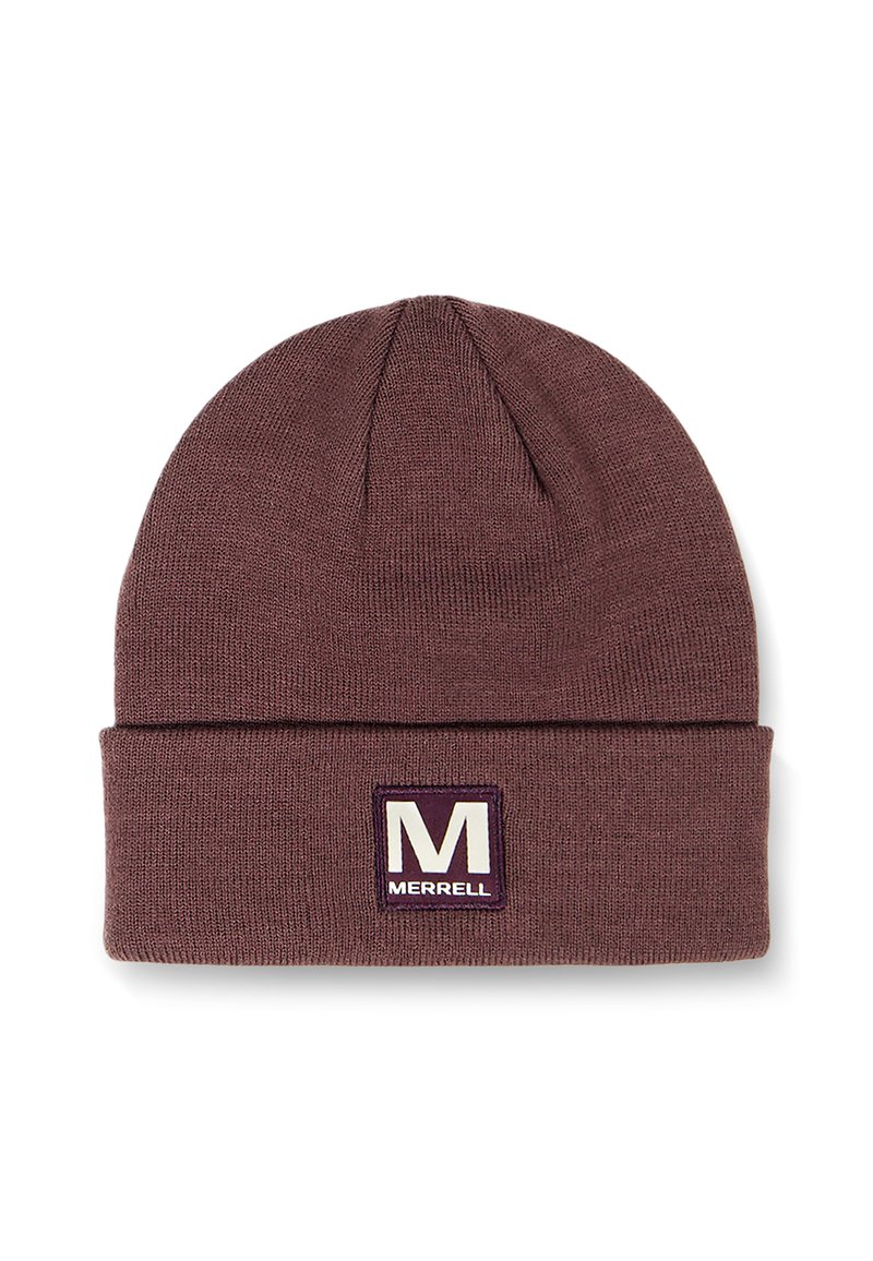 Strickmütze in Dunkelbraun mit umgeschlagenem Bund. Auf der Vorderseite befindet sich ein rechteckiges Merrell-Logo-Patch in Weiß und Lila.