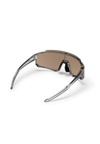 Ochelari de soare cu rame din plastic transparent și lentile maro, având o formă geometrică și brațe subțiri, curbate pentru o fixare confortabilă.