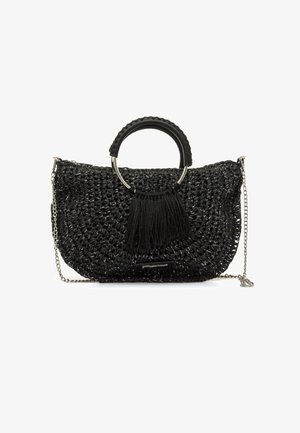 Sac à main tissé noir avec une anse circulaire, une bandoulière chaîne argentée et un détail frangé. Fabriqué à partir d'un matériau texturé avec une finition brillante.