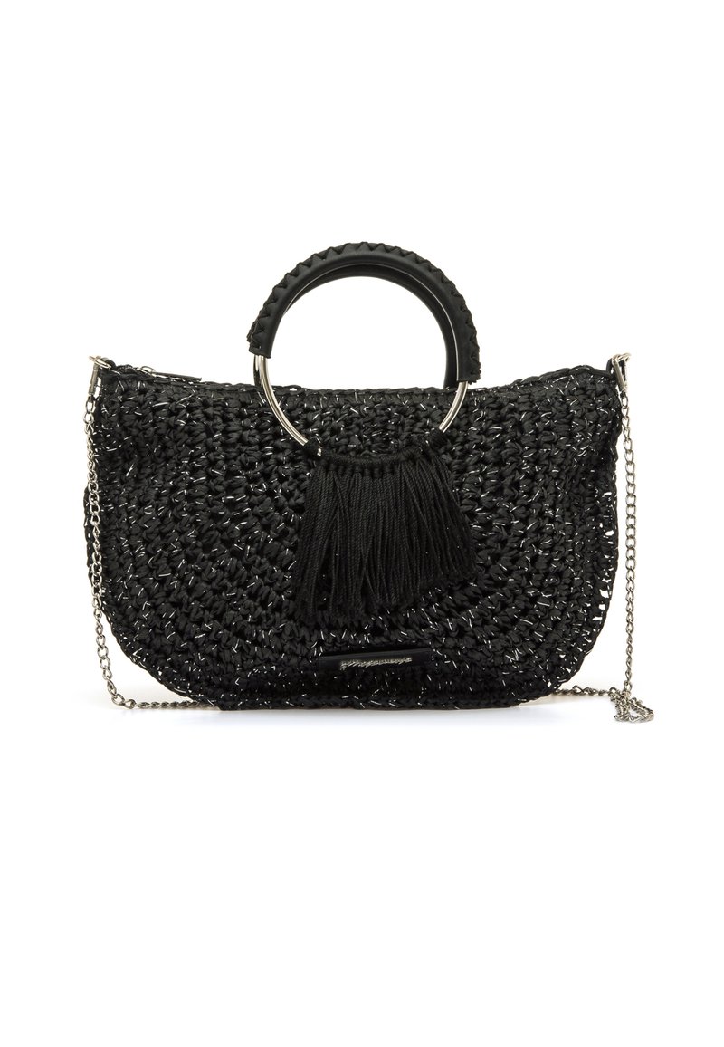 Bolso tejido negro con asa circular, correa de cadena plateada y detalle de flecos. Fabricado con un material texturizado con acabado brillante.