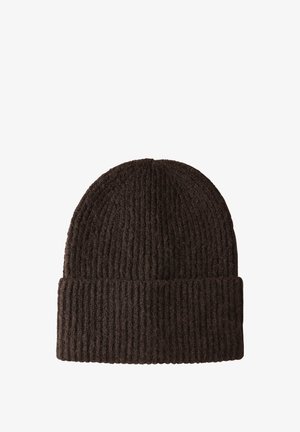 Bonnet en tricot marron avec une texture côtelée et un revers replié. Le matériau semblable à de la laine offre chaleur et un design ajusté.